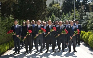 Elm və Təhsil Nazirliyinin kollektivi Fəxri xiyabanda - FOTOLAR