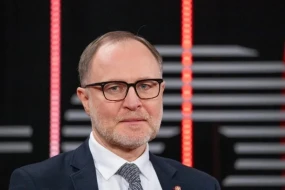 Bu ölkənin müdafiə naziri istefa verdi 