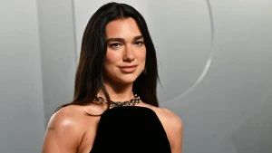 \"Samsung\" Dua Lipaya cavab verdi