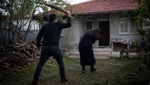 Arvadını odunla döyərək öldürdü - FOTO