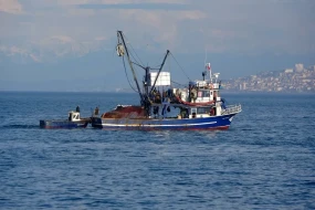 Türkiyə bayraqlı balıqçı gəmisinə hücum - Ölən və yaralılar var