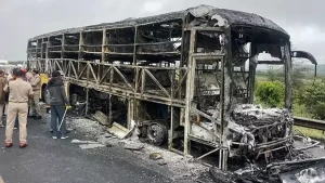 İraqda zəvvarları daşıyan avtobus yandı - 25 nəfər öldü
