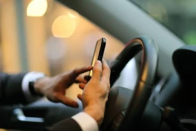 İsti havada avtomobillərdə mobil telefon saxlayanlara XƏBƏRDARLIQ