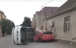 Bakıda “Prius”la toqquşan BYD aşdı - VİDEO