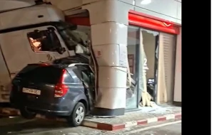 Bakıda yük maşını \"zapravka\"ya çırpıldı - VİDEO