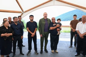 Prezident Kiçik Qaladərəsində sakinlərlə görüşdü - FOTOLAR - YENİLƏNİB