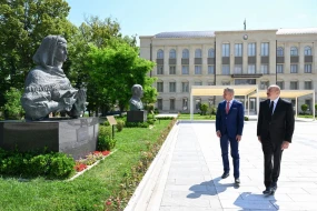 Prezidentlər Şuşada güllələnmiş büstlərə baxıblar - FOTO