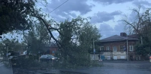 Rusiyada əlverişsiz hava şəraiti - Ölən və yaralananlar var