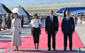 Prezident və xanımını “Yaşa mənim xalqım”la qarşıladılar - VİDEO