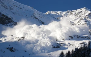 Güclü qar uçqunu - 10 alpinist itkin düşdü
