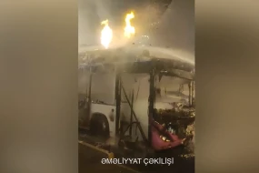 Bakıda avtobusda yanğın baş verdi - VİDEO
