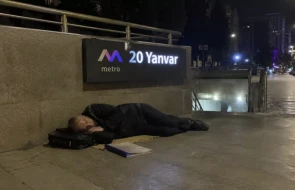 Bakıda müəllim küçədə yatdı - Hər şeyi oğurlandı