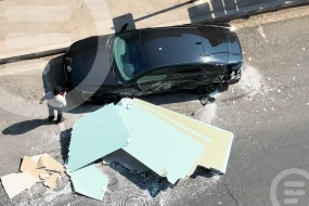Bakıda yük maşınında olan alçıpanlar \"Hyundai\"ın üzərinə aşdı - VİDEO