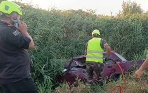 Tovuzda maşın su kanalına düşdü - Ölənlər var