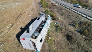 Avtobusla yük maşını toqquşdu - 21 nəfər öldü