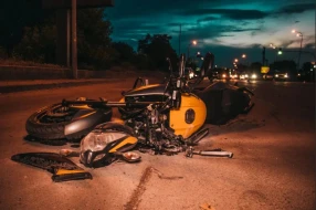 Minik avtomobili motosikletlə toqquşdu - Ölən var