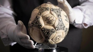 Maradonanın \"Tanrının əli\" adlandırdığı top fantastik qiymətə satıldı&nbsp;
