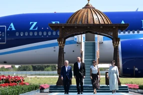 Prezidentlə xanımı Buxarada belə qarşılandı - VİDEO