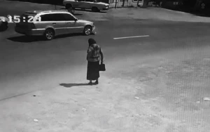 Anasının gözləri qarşısında maşın vurub öldürdü - VİDEO
