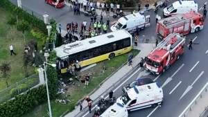 İstanbulda avtobus divara çırpıldı: 1 ölü, 17 yaralı var - YENİLƏNİB
