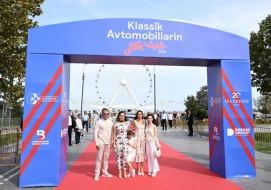 Leyla Əliyeva və Arzu Əliyeva klassik avtomobillərin yürüş və sərgisini izləyiblər