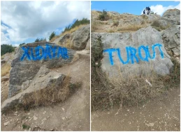 Şuşada bəzi turistlər qaya daşlarının üzərini yazıblar&nbsp;&nbsp;
