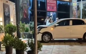 Maşın şəhid abidəsinə çırpıldı - GÖRÜNTÜ&nbsp;