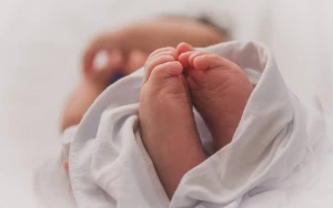 3 aylıq körpə anasının qucağından yıxılıb öldü&nbsp;