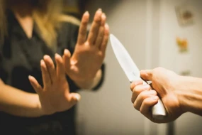 Qızını bıçaqlayan 69 yaşlı qadına şərti cəza verildi&nbsp;
