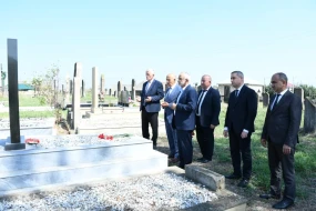 Araz Əhmədov Mahmudavarda şəhid məzarlarını ziyarət etdi - FOTOLAR