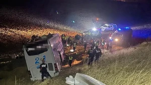 Avtobus dərəyə yuvarlandı - 24 nəfər xəsarət aldı