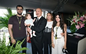 Formula 1-də Prezident və xanımı ilə şəkil çəkdirən ailə kimdir? - FOTOLAR