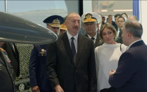 İlham Əliyev xanımı ilə sərgidə  - VİDEO