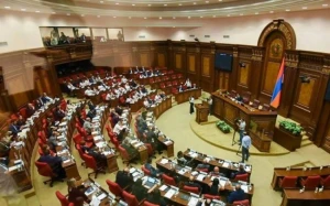 Ermənistan parlamentində deputatlar arasında əlbəyaxa dava - VİDEO 