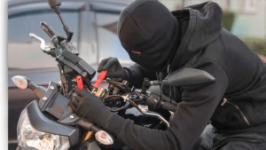 Motosiklet qaçıran üç şəxs saxlanıldı&nbsp;