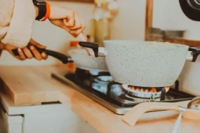 Yemək bişirəndə bu səhv qaz xərcinizi artırır - Necə qənaət edək?