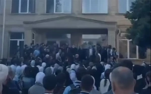 Məktəbin qabağında dini şüarlar səsləndirdilər - VİDEO