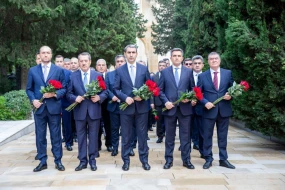 ADY kollektivi Fəxri xiyabanı ziyarət etdi - FOTOLAR