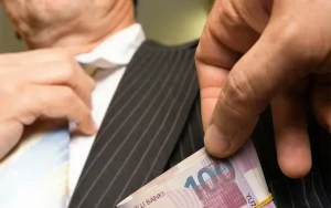 Korrupsiya barədə məlumat verənlərə qarşı sanksiya tətbiq edənlərə cərimələr müəyyənləşir&nbsp;