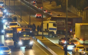 Bakıda yük maşını qəza törətdi - Yol bağlandı